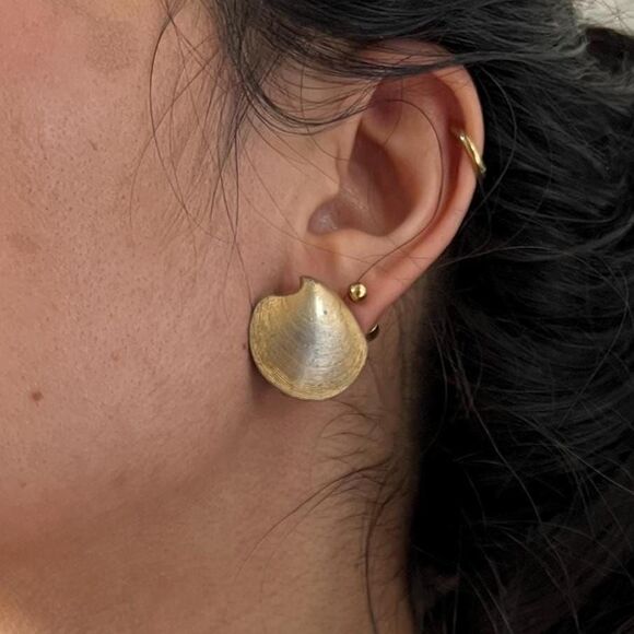 Vintage small gold tone seashell clip on earring signed Trifari - Picture 2 of 4